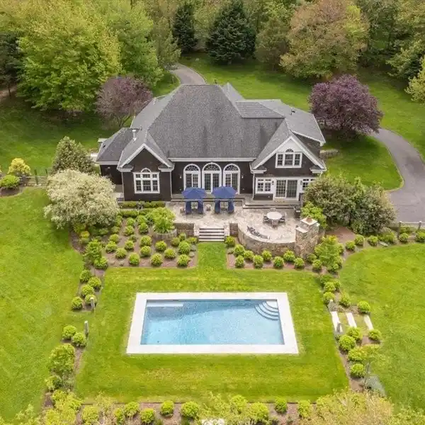 AN IDYLLIC INDOOR-OUTDOOR LIFESTYLE