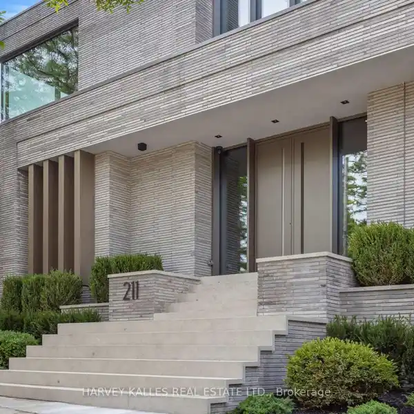 A MASTERPIECE OF MODERN-TRANSITIONAL LIVING