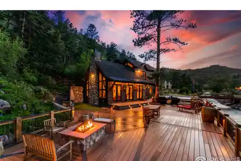 Rustic Luxury Retreat with Stunning River Views
