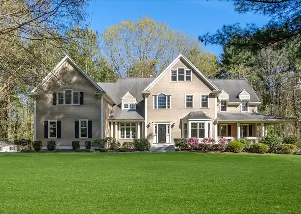 LUXURIOUS SOUTH SUDBURY COLONIAL RETREAT