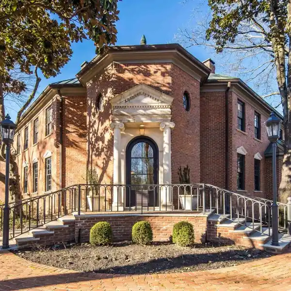 STATEMENT HOME IN THE GARDENS OF RIVER OAKS