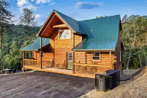 Spacious Smoky Mountain Retreat with Hot Tub