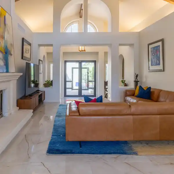 ARCHITECTURAL MASTERPIECE ON EXCLUSIVE GOLF COURSE