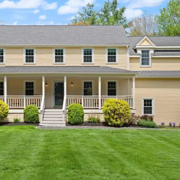 CHEERFUL COLONIAL HOME IN A TRANQUIL NEIGHBORHOOD