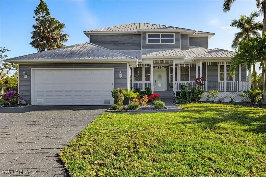 Spectacular Waterfront Home with Access to the Gulf