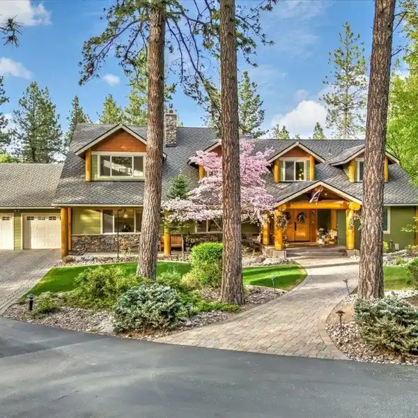 LUXURIOUS PACIFIC NORTHWEST ESTATE ON EXPANSIVE ACREAGE