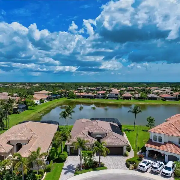 SPACIOUS RIVERSTONE RESIDENCE WITH DEN & RESORT AMENITIES