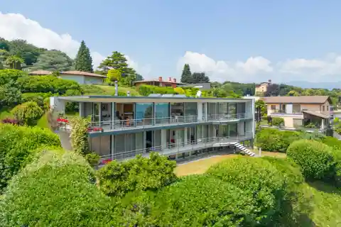 Modern Villa Overlooking Lake Lugano