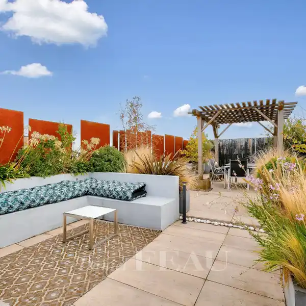 SUNLIT APARTMENT WITH ICONIC ROOFTOP VIEWS