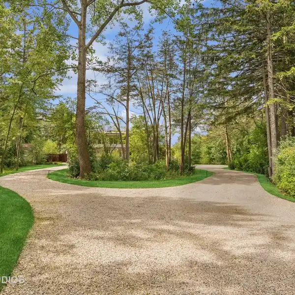MIDCENTURY MODERN ESTATE IN A SERENE SETTING