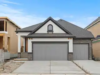 Luxury Lakeside Bungalow in Prestigious Mahogany Estates