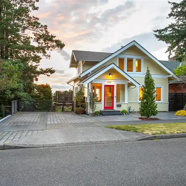 BEAUTIFULLY RESTORED TURN-OF-THE-CENTURY CRAFTSMAN