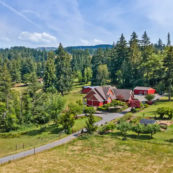 PRIVATE COUNTRY ESTATE OF NEARLY SEVEN ACRES