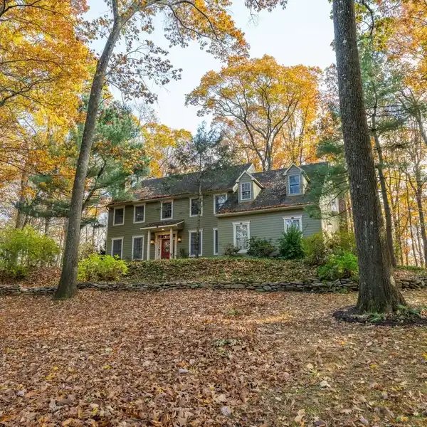 HILLTOP SOPHISTICATION SURROUNDED BY PANORAMIC BEAUTY