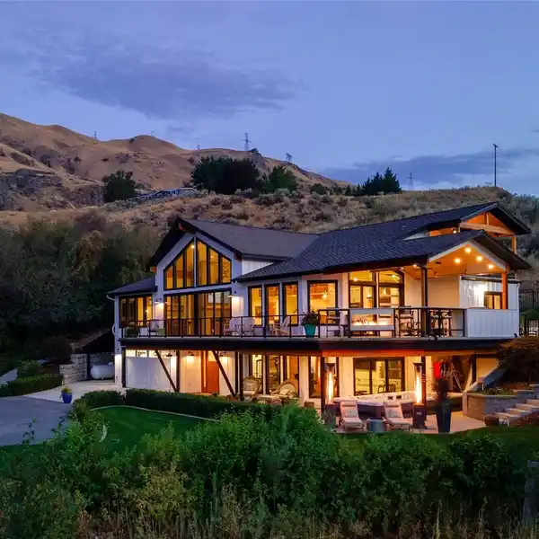 IMMACULATE CUSTOM WATERFRONT ESTATE ON THE COLUMBIA RIVER