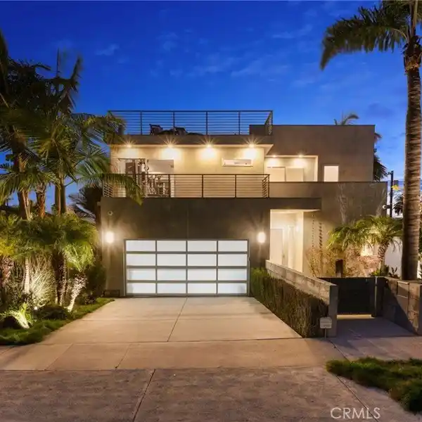 BEAUTIFUL HOME WITH ROOF DECK