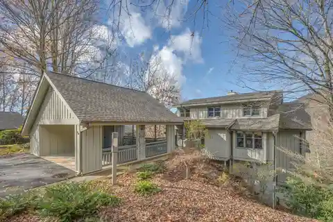 Beautifully Updated Cottage in the Champion Hills Golf Community