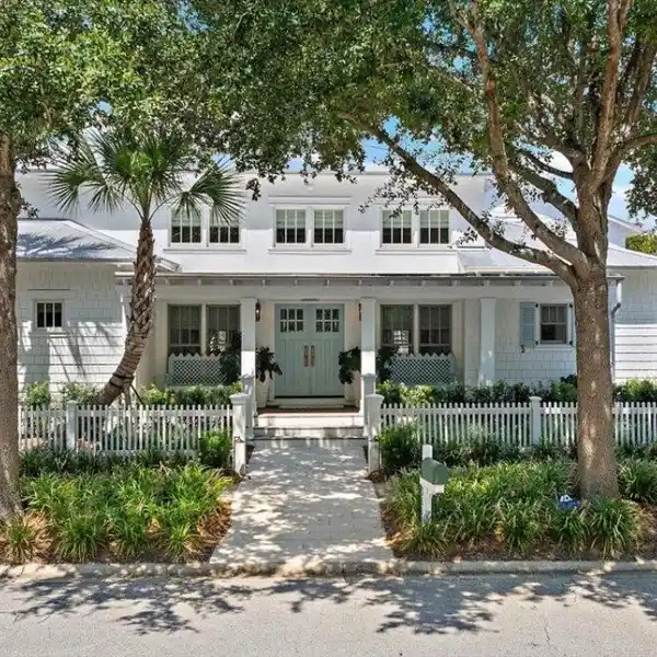 PARADISE IN IDYLLIC BEACHSIDE ENCLAVE