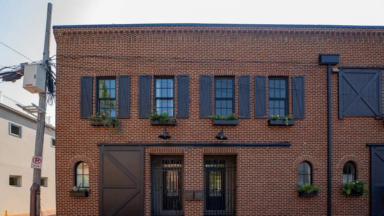 Gorgeous End Unit in Logan Circle