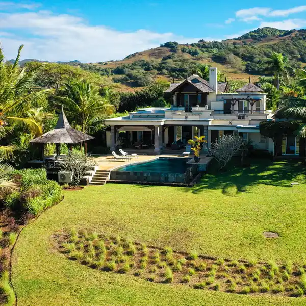 SUMPTUOUS VILLA LOCATED IN THE PRESTIGIOUS VILLAS VALRICHES ESTATE