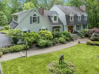 Sprawling Colonial on a Peaceful Cul-De-Sac