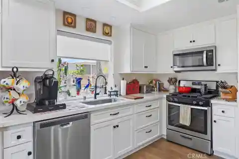 Chic End-Unit in Coveted Woodbridge Location