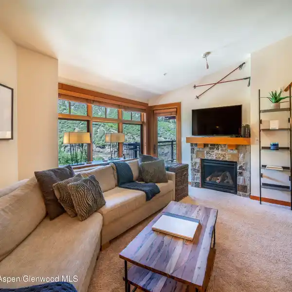 EXCEPTIONAL TOP-FLOOR ONE BEDROOM RESIDENCE