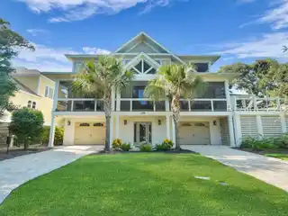 Expansive Luxury Beach Home Retreat
