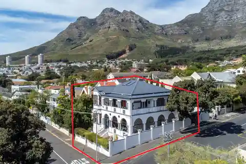 Iconic Victorian Guesthouse with Captivating Views