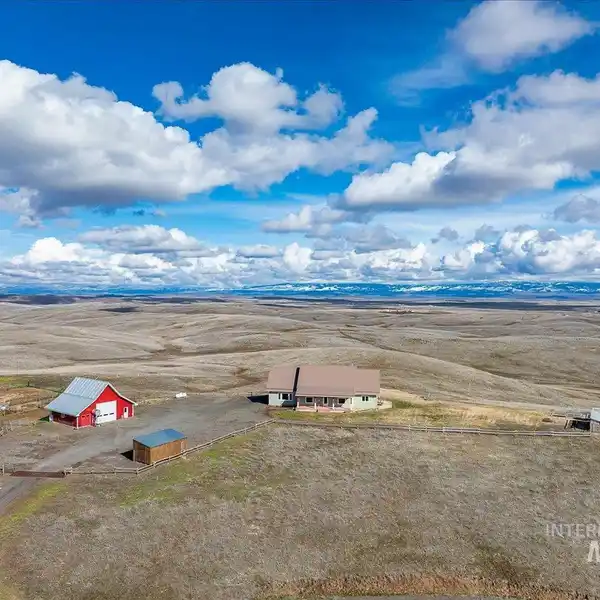 HORSE AND CATTLE RANCH ON APPROXIMATELY 136 ACRES