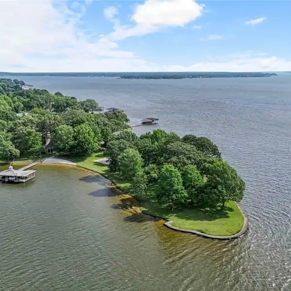 ICONIC PROPERTY ON CEDAR CREEK LAKE