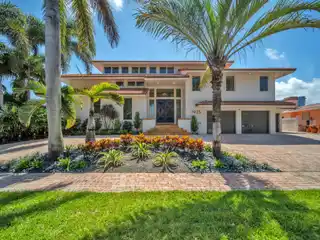 Waterfront Elegance and Comfort in Harbour Inlet