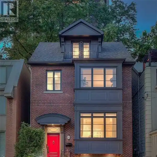 IMMACULATE RESIDENCE IN CONVENIENT LOCATION