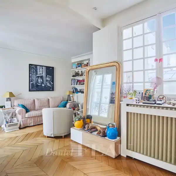 QUIET APARTMENT OVERLOOKING COURTYARD