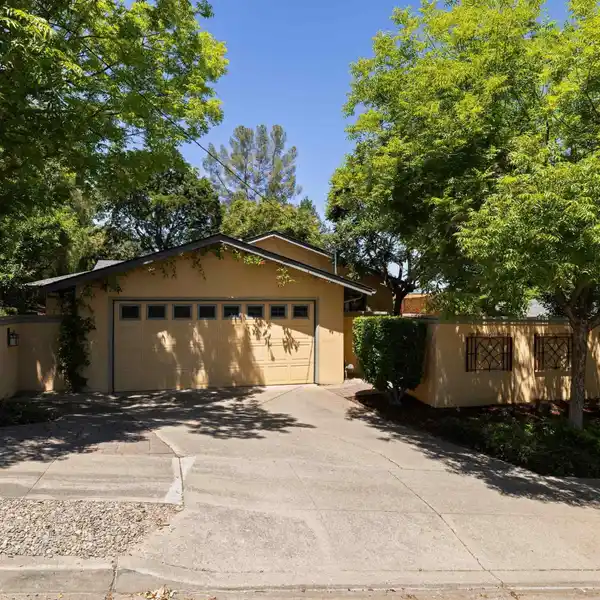 CHARMING BUNGALOW WITH DETACHED CASITA