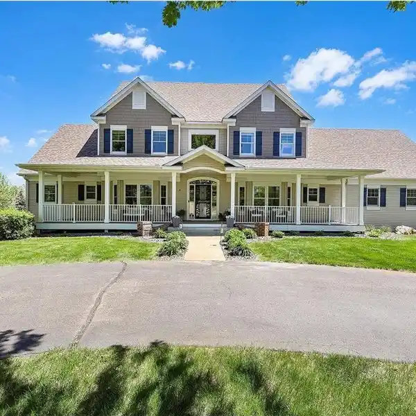 OPEN-PLAN BEAUTY ON NEARLY 4.5 ACRES