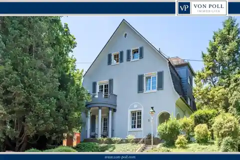 Stylish Town Villa with 3 Residential Units and Fantastic Plot