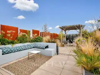 Sunlit Apartment with Iconic Rooftop Views