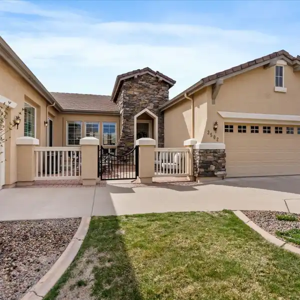 WONDERFUL SINGLE-LEVEL HOME IN COVETED ARROWCREEK COMMUNITY