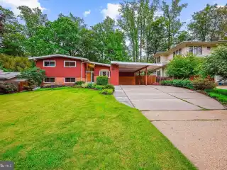 Beautifully Appointed Freeman Contemporary