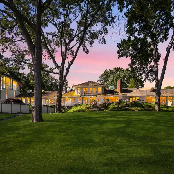 ICONIC WATERFRONT HOME WITH STRIKING ARCHITECTURAL DESIGN