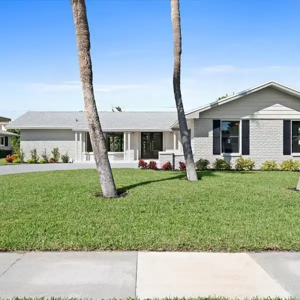 STUNNING POOL HOME OFFERING THE ULTIMATE FLORIDA LIFESTYLE