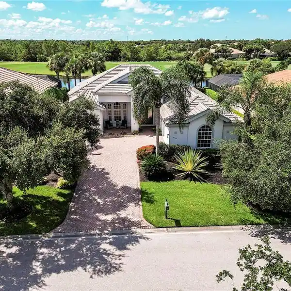 BEAUTIFUL HOME WITH IMMEDIATE FULL GOLF MEMBERSHIP AVAILABLE