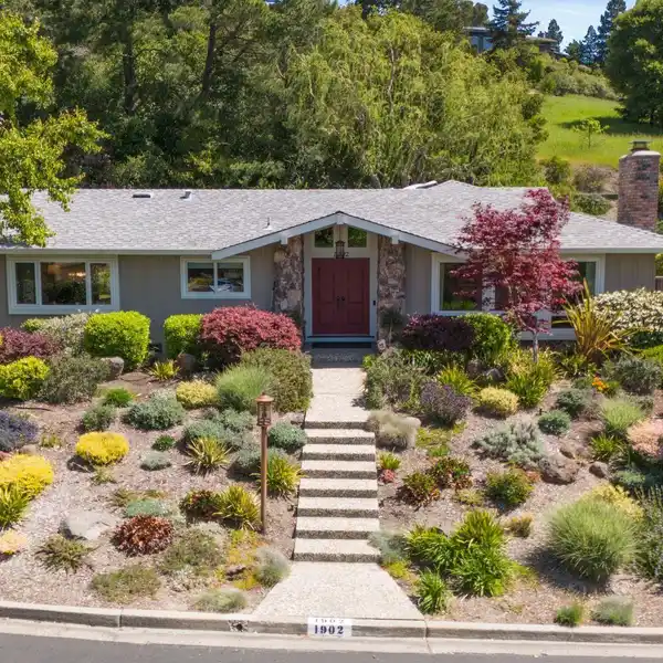 SINGLE-STORY CUSTOM HOME IN THE BLUFFS