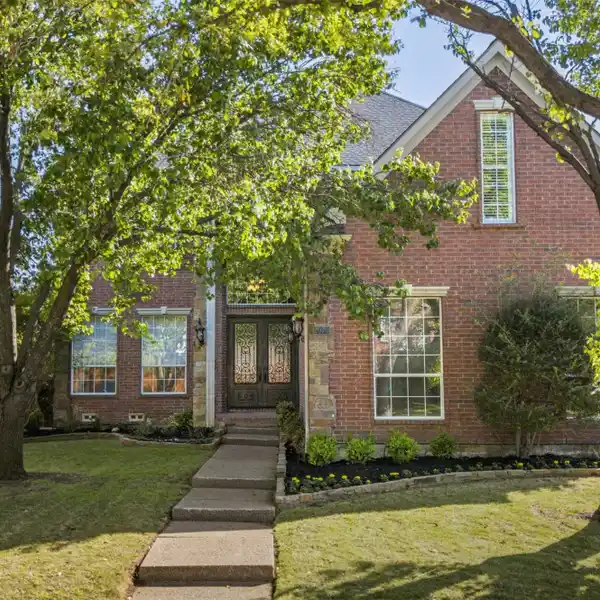 BRIGHT AND OPEN HOME IN HACKBERRY CREEK
