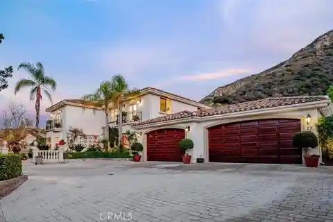 Unparalleled Privacy and Serenity in a Prestigious Gated Community