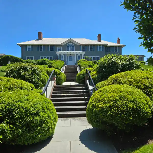 PRIME EAST HAMPTON OCEANFRONT COMPOUND FOR LEASE