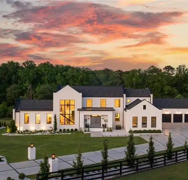MODERN MASTERPIECE ON 5.6 ACRES