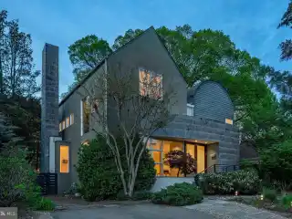 Light-filled Serenity Meets Bold Modern Design