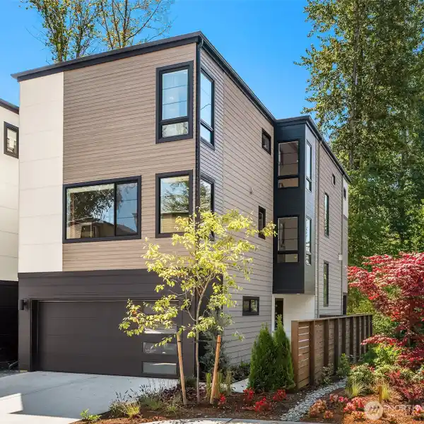 SOPHISTICATED BELLEVUE HOME WITH DESIGNER FINISHES